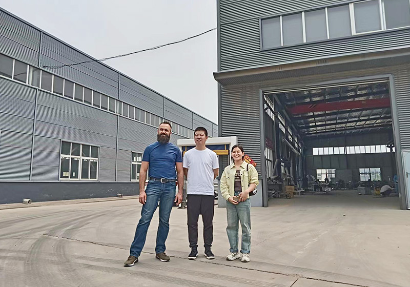 American Customers Visit Factory