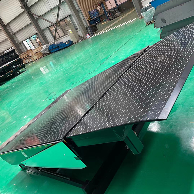 Telescopic dock leveler