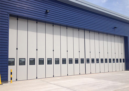 Folding hangar door